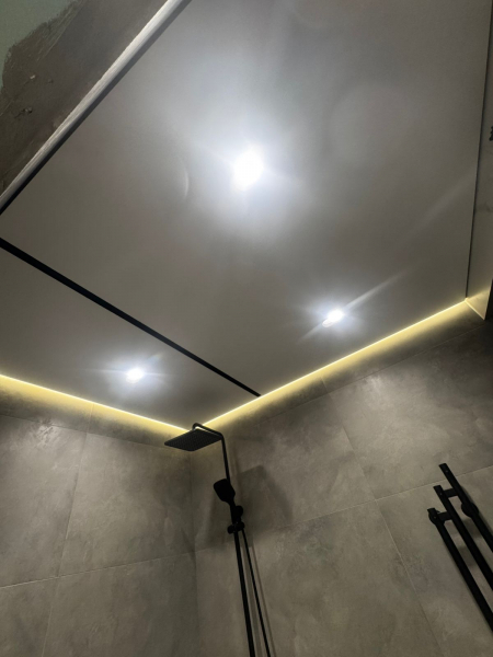 Пример потолка для ванной 4 м²