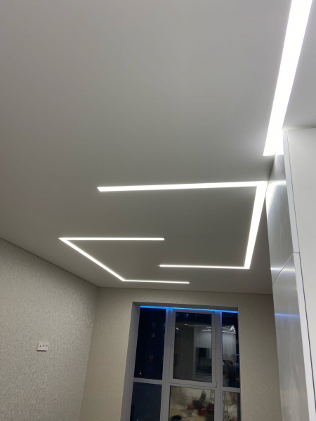 Световые линии на натяжном потолке на кухне