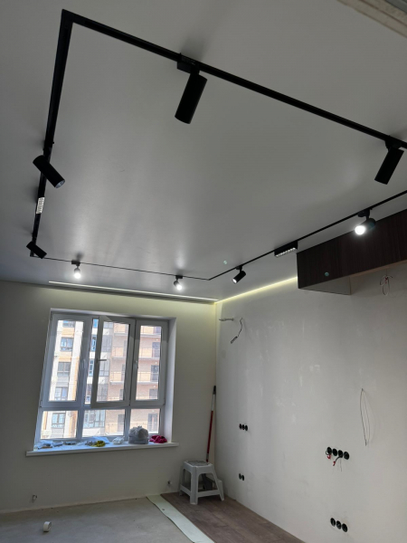 Глянцевый белый Натяжной потолок в спальне 16 м²