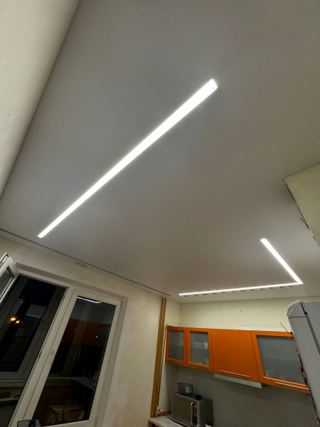 Световые линии на натяжном потолке на кухне