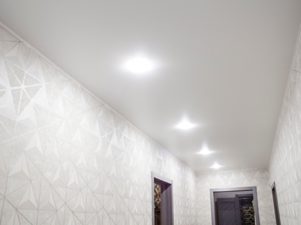 Фото натяжного потолка в коридор