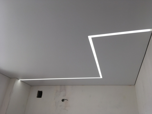 Световые линии на натяжном потолке на кухне