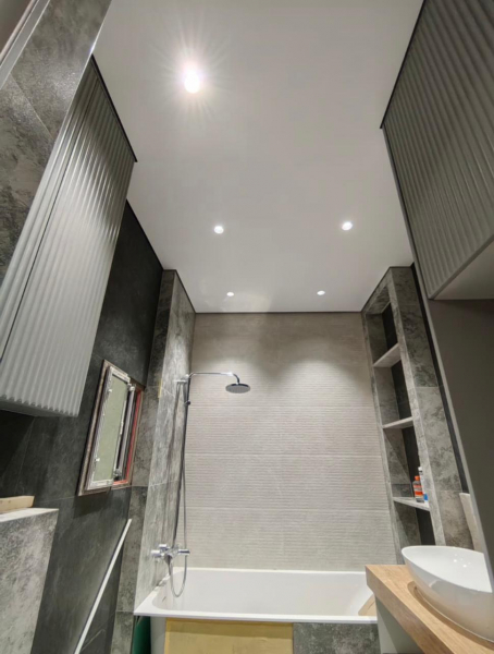 Пример потолка в ванной комнате