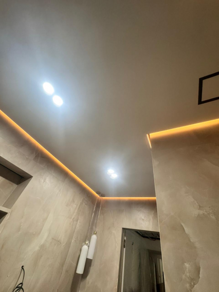 Стоимость сатинового потолка в кухне 12 м²