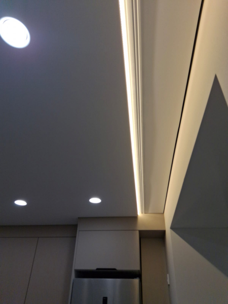 Потолок со скрытым карнизом для штор