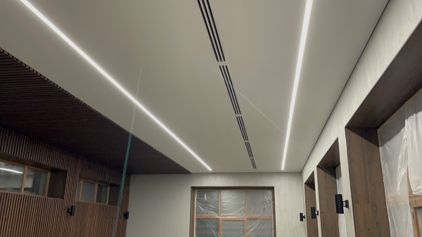 Пример натяжного потолка со световыми линиями в зал