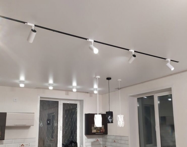 Натяжные потолки в гостиную с чёрным полотном