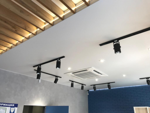 Пример натяжного потолка с трековыми светильниками в частный дом