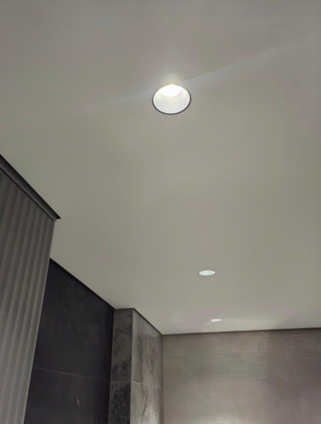 Потолок с точечными светильниками