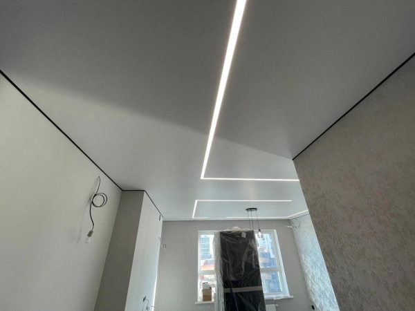 Стоимость сатинового потолка в кухне 12 м²