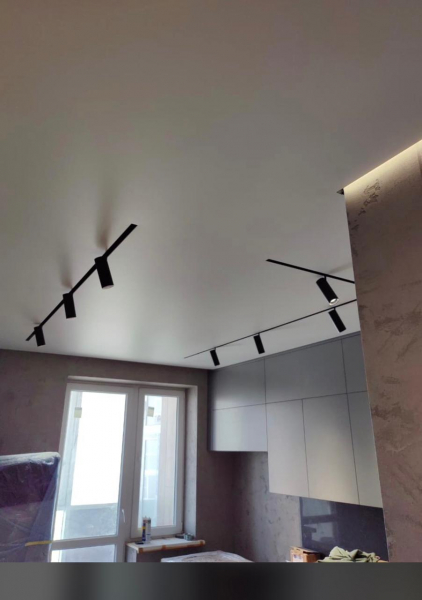 Стоимость сатинового потолка в кухне 12 м²