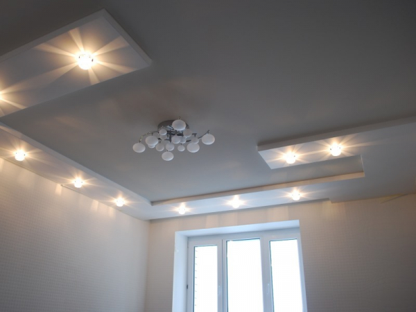 Фото двухуровневого натяжного потолка в зал