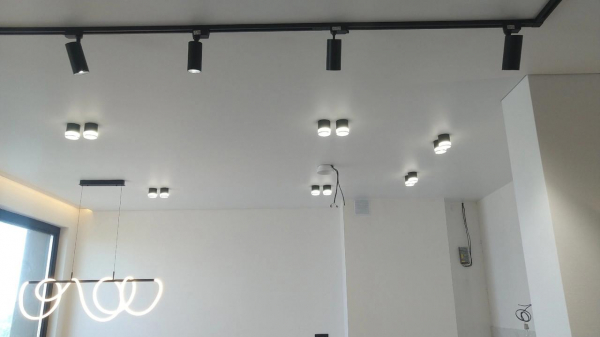 Световые линии на натяжном потолке на кухне