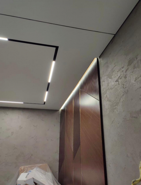 Стоимость сатинового потолка в кухне 12 м²