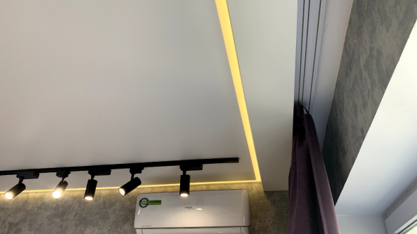 Потолок со скрытым карнизом для штор