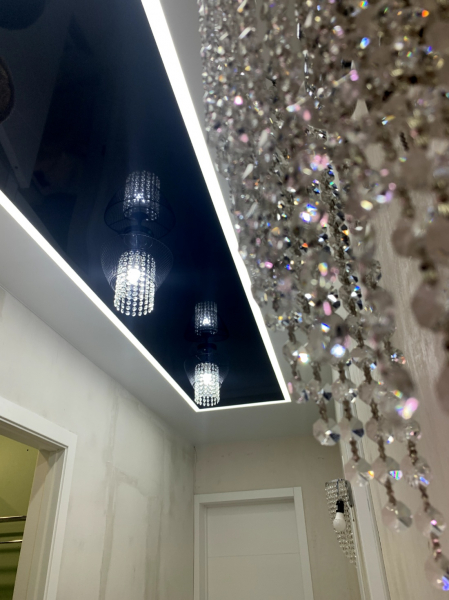 Пример сатинового потолка для детской 16 м²