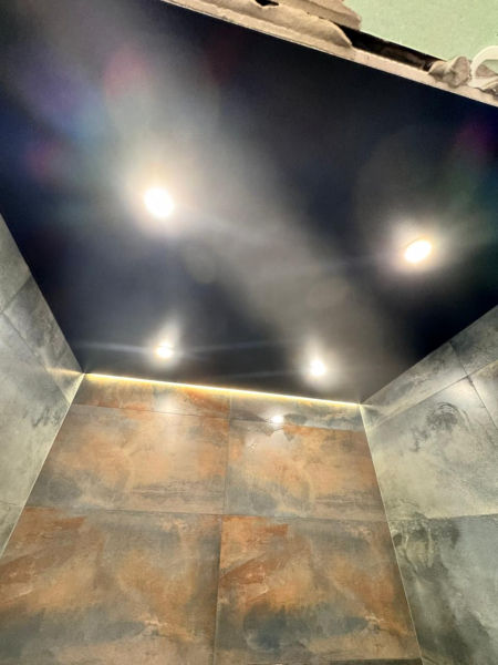 Пример потолка для ванной 4 м²