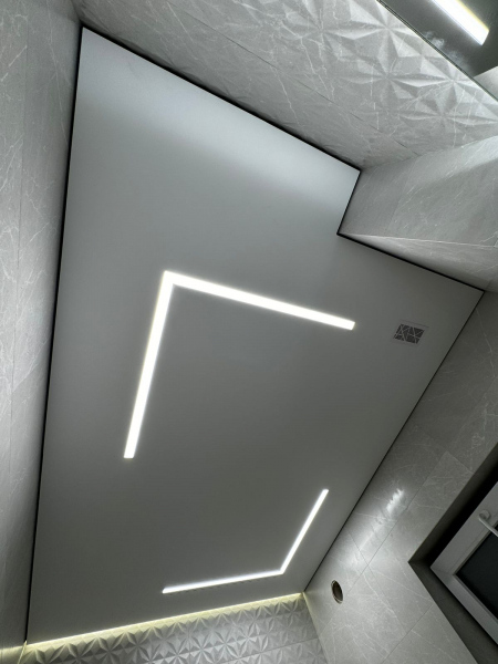 Стоимость сатинового потолка в кухне 12 м²