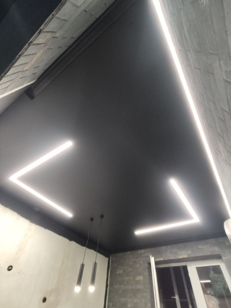 Световые линии на натяжном потолке на кухне