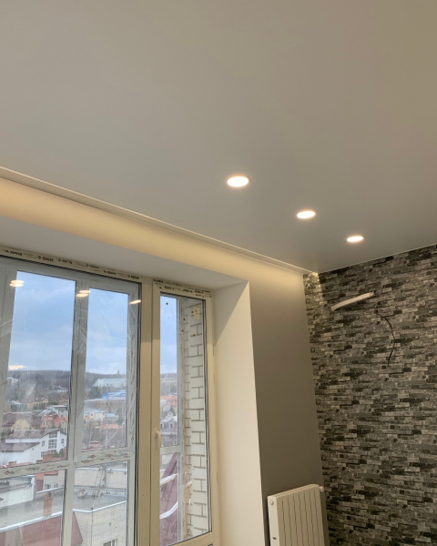 Потолок со скрытым карнизом для штор