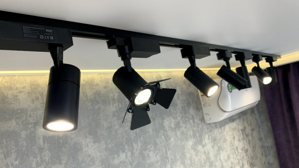 Пример натяжного потолка с трековыми светильниками