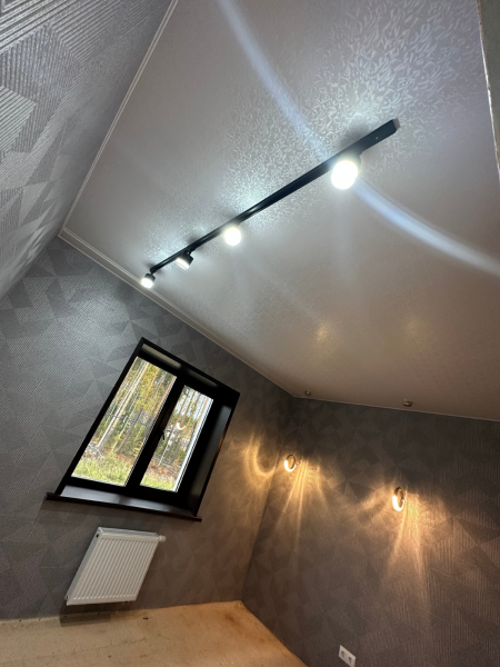 Натяжной потолок с трековыми светильниками