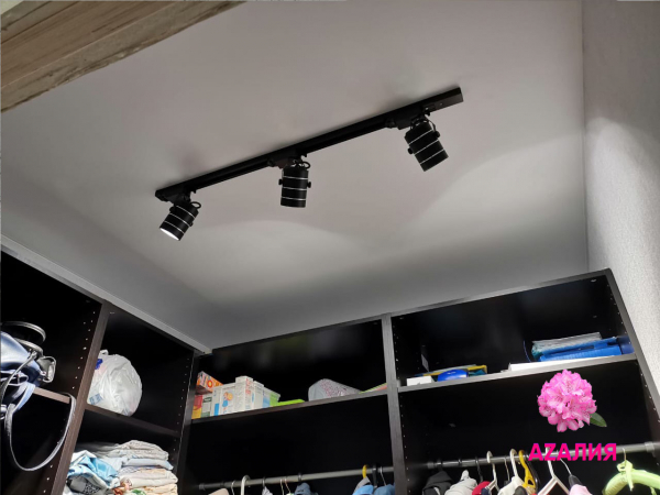 Потолок с треками  в гардеробной