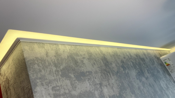 Пример  матового натяжного потолка с подсветкой