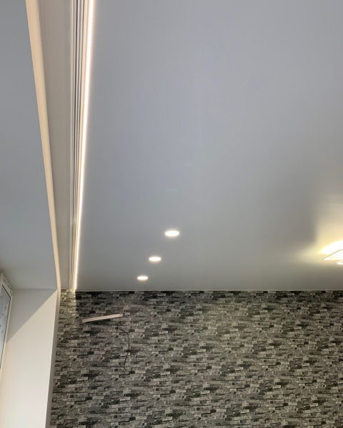 Потолок со скрытым карнизом для штор