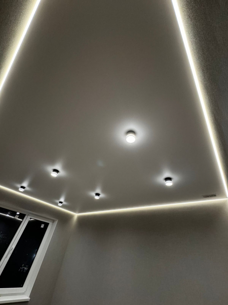 Стоимость сатинового потолка в кухне 12 м²