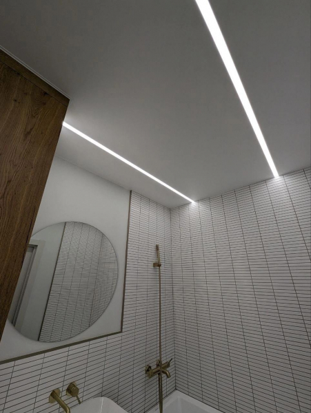 Световые линии на натяжном потолке на кухне