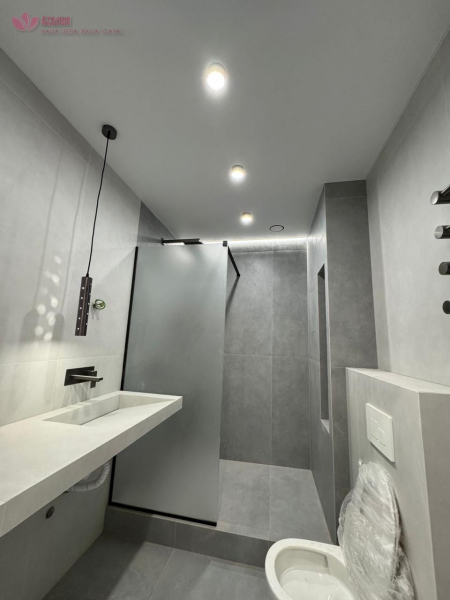 Пример потолка для ванной 4 м²