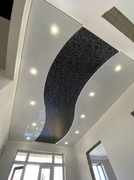 Пример сатинового потолка для детской 16 м²