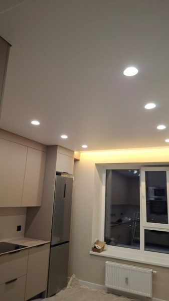 Световые линии на натяжном потолке на кухне