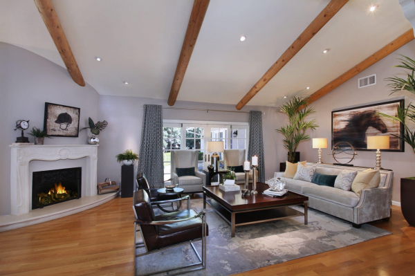 Натяжной потолок в гостиную